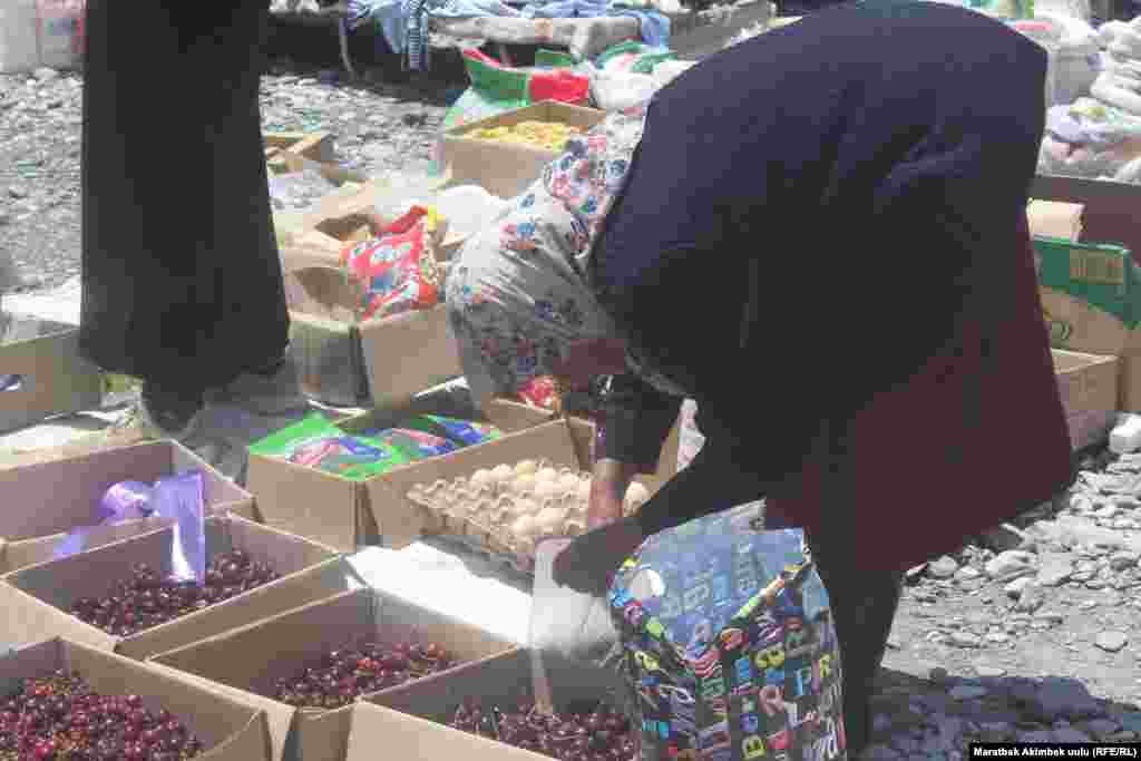 Жыл башында баасы асмандаган сабиз жайма базарда 60-65 сомдон сатылып жатат.