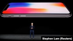 Тім Кук, генеральний директор компанії Apple, розповідає про iPhone X під час презентації в Купертіно, штат Каліфорнія, 12 вересня 2017 року
