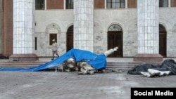Демонтированная скульптура у здания театра вызвала возмущение в социальных сетях. 