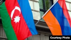 Ադրբեջանի և Հայաստանի դրոշները