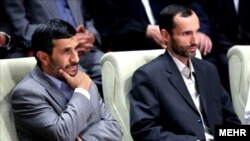 حمید بقایی در کنار محمود احمدی‌نژاد
