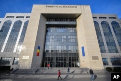 Sud u Bukureštu gde je sudija produžio početni pritvor od 24 sat Andrewu Tateu i njegovom bratu Tristanu, 30. decembar.