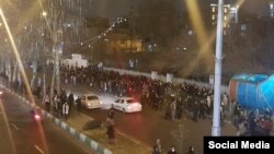 تجمع اعتراضی در خیابان استاد معین تهران 