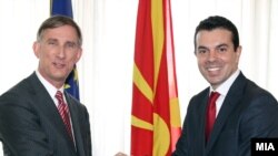 Досегашниот амбасадор на САД во Македонија Пол Волерс и министерот за надворешни работи Никола Попоски.