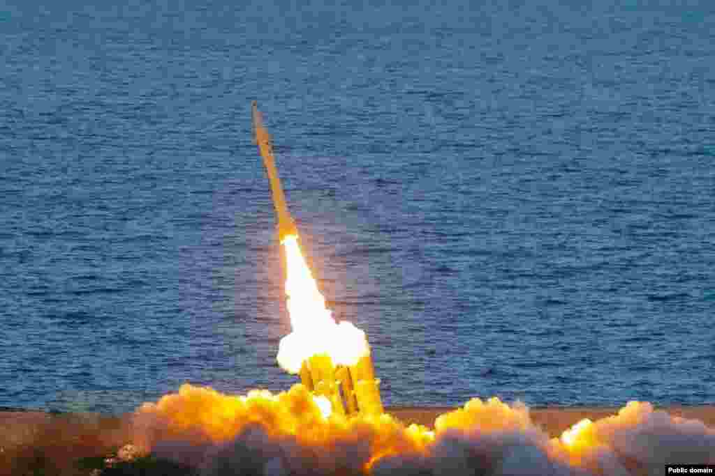 Eýranyň günortasynda harby türgenleşigiň çäginde Fath-360 raketasynyň goýberilişi, noýabr, 2022. Gysga aralyga niýetlenen ballistik raketa ilkinji gezek 2022-nji ýylyň aprel aýynda Tähranda geçirilen harby paradda görkezildi. Fath (feth) pars dilinde "ýeňiş gazanmagy" aňladýar. 5,2 metr uzynlykdaky raketa agramy 150 kilogram bolan söweş başyny göterip bilýär. Bu bolsa Orsýetiň Ukrainadaky uruşda ulanýan Eýranyň tanymal “Şahed” raketalaryndan, takmynan üç esse köp partlaýjy maddalary göterip biljekdigini aňladýar. “Şahed” dronlarynyň hüjümleri sebäpli Ukrainanyň onlarça ilaty wepat boldy.