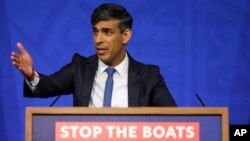 Premierul conservator britanic, Rishi Sunak, a reușit să obțină adoptarea unei noi legi care permite deportarea migranților ilegali, după ce justiția britanică și europeană au respins tentative similare. 