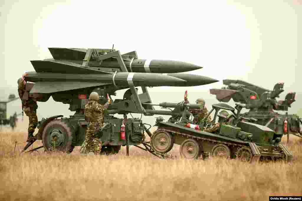 Sisteme antiaeriene HAWK În declarația din 30 decembrie a Departamentului de Stat SUA se spunea că noul pachet de armament va cuprinde și „muniție antiaeriană” nespecificată, iar agenția Associated Press a scris că ar fi vorba de sistemul HAWK. (În imagine - la un exercițiu militar în România, în 2016). Acest sistem de rachete a intrat în dotarea armatei SUA în 1959. Rachetele cu vârstă înaintată au dat rezultate bune împotriva dronelor rusești lente, cumpărate de la iranieni, de tip Shahed. 