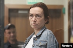 Новинарката на РСЕ, Алсу Курмашева, двојна руско-американска државјанка, присуствува на судското рочиште на 31 мај во Казан, Русија, каде што е притворена под обвинение дека не се регистрирала како странски агент и дека шири лажни информации за војската.