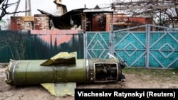 Інформація щодо пошкоджень та можливих жертв уточнюється. На ілюстраційному фото: залишки російської ракети у селі Козаровичі під Києвом, 22 квітня 2022 року 