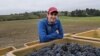 A învățat să facă vin în Franța, iar acum lucrează în Elveția. Povestea unui tânăr oenolog din R. Moldova