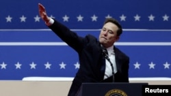 Elon Mask ABŞ-nyň prezidenti Donald Trampyň kasam kabul ediş dabarasyndan soň geçirilen çärede çykyş edýär.