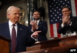 Vicepreședintele SUA JD Vance și președintele Camerei Reprezentanților Mike Johnson aplaudă discursul președintelui american Donald Trump susținut într-o sesiune comună a Congresului în Capitoliul SUA - Washington, DC, pe 4 martie 2025