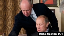 Evgheni Prigojin, cunoscut și ca „bucătarul lui Putin” datorită contractelor sale de catering cu Kremlinul, a fost deja sancționat de Statele Unite și Uniunea Europeană pentru rolul său în gruparea Wagner. 