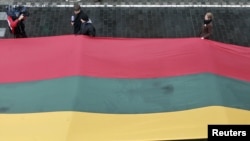 Крім того, як повідомляється, асоціація «Міжнародний форум добросусідства» у Росії незаконно виступала від імені Литви, незаконно заперечувала закріплену в Конституції європейську та трансатлантичну інтеграцію Литви