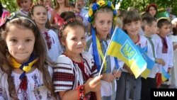 Святкування Дня знань у школі, архівне фото