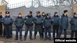 Біля тюремного муру молились, колядували і… продовжували ремонт