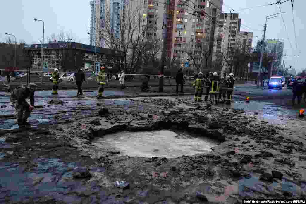 Узрывіна на месцы расейскай атакі каля станцыі мэтро «Лук’янаўская» ў Кіеве, 18 студзеня 2025 