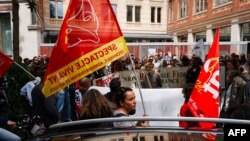 Членови на синдикатите за изведувачки уметности на протест против подемот на екстремно десничарските партии, 13 јуни 2024 година.