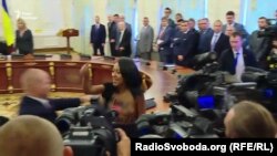 Анжеліна Діаш оголила груди на зустрічі Петра Порошенка і Олександра Лукашенка в Києві, 21 липня 2017 року