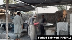 په خیبر ضلع کې کارګران د یوې کارخانې دننه کار کوي - د ارشیف انځور. 