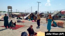Пакистан- авганистански фамилии седат пред шаторите во граничниот град во пакистанската провинција Балочистан, 01.09.2021