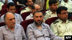 محمدعلی ابطحی (نفر دوم از راست) در دادگاه روز شنبه دهم مرداد