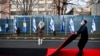 Postavljanje crvenog tepiha tokom ceremonije uspostavljanja diplomatskih odnosa Kosova i Izraela u Prištini, 1. februar 2021. 