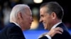 Američki predsjednik Joe Biden (lijevo) pozdravlja svog sina Huntera na Demokratskoj nacionalnoj konvenciji u Chicagu, Illinois, august 2024.