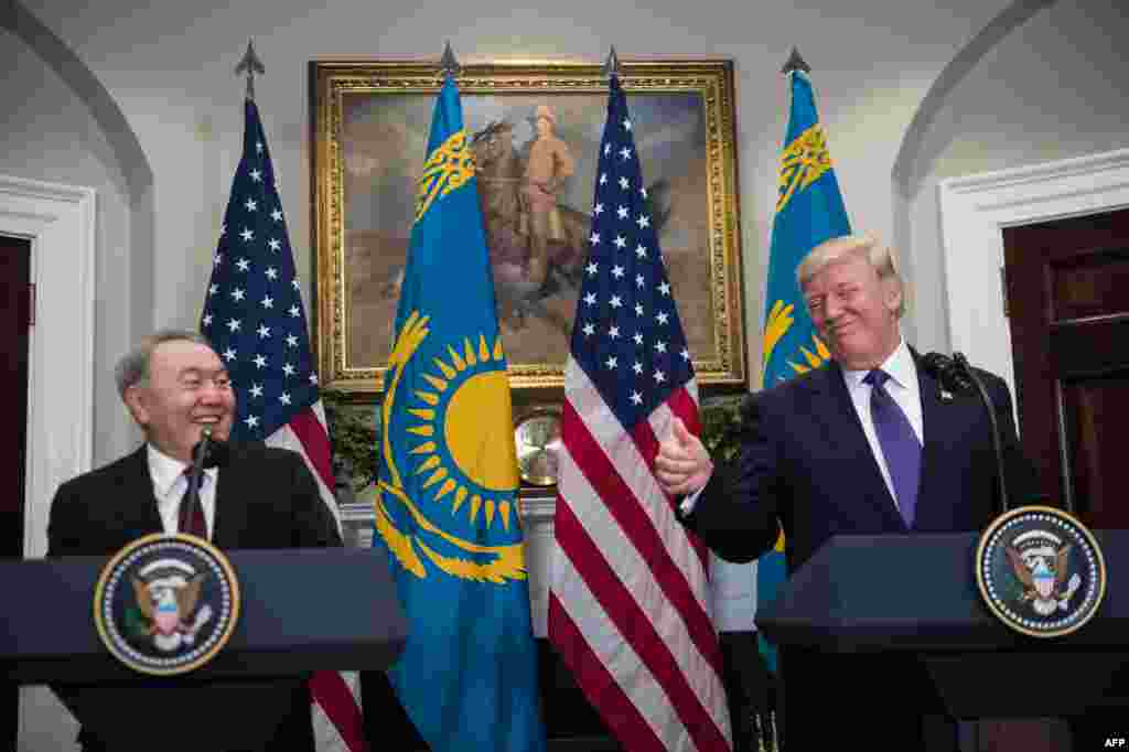 Трамп на брифинге сказал, что у США сложились "прекрасные отношения" с Казахстаном с точки зрения экономики. Президент США заверил, что Казахстан является главным партнером Штатов в Центральной Азии.