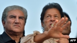 د پاکستان تحريک انصاف مشر عمران خان او مرستيال مشر شاه محمود قريشي ـ پخوانی انځور.