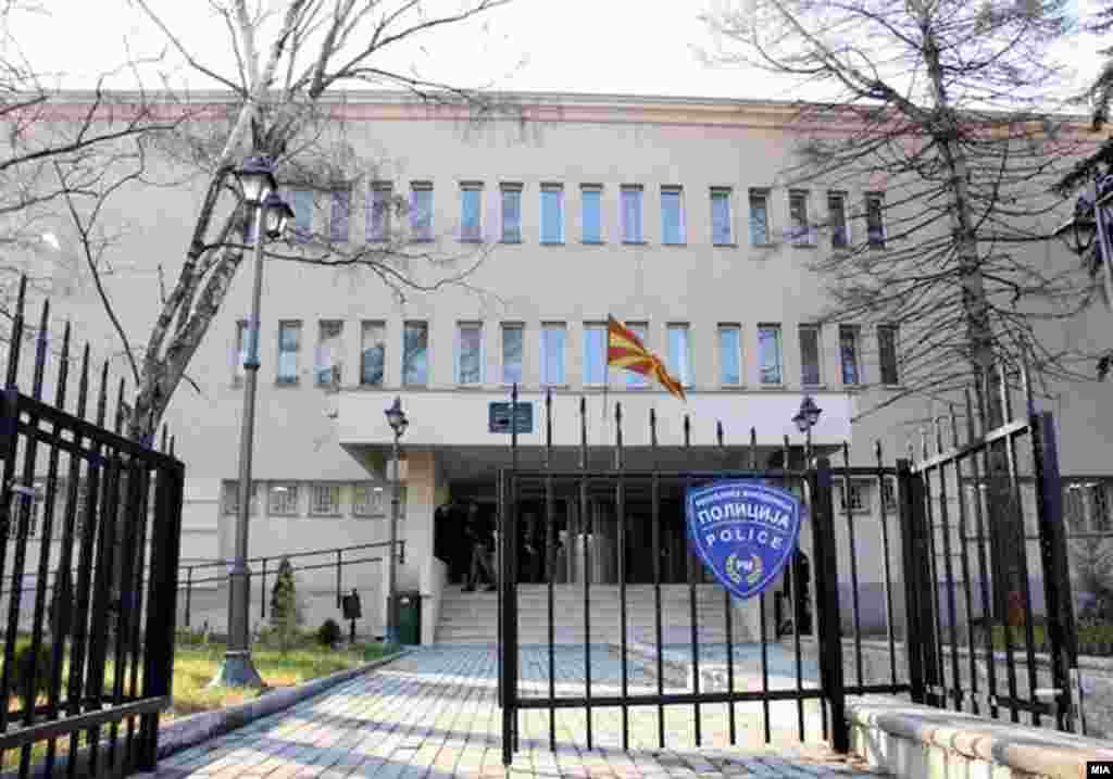 МАКЕДОНИЈА - Три деца синоќа биле донесени во Клиниката за детски болести во Скопје, откако на роденденска забава во игротека се напиле течност, најверојатно дизентал (средство за чистење), соопшти Министерството за внатрешни работи (МВР). Клиниката за детски болести до МВР пријавила дека децата биле донесени со црвенило на слузницата во устата. Тие биле на роденденска забава во игротека на подрачје на Аеродром во Скопје.