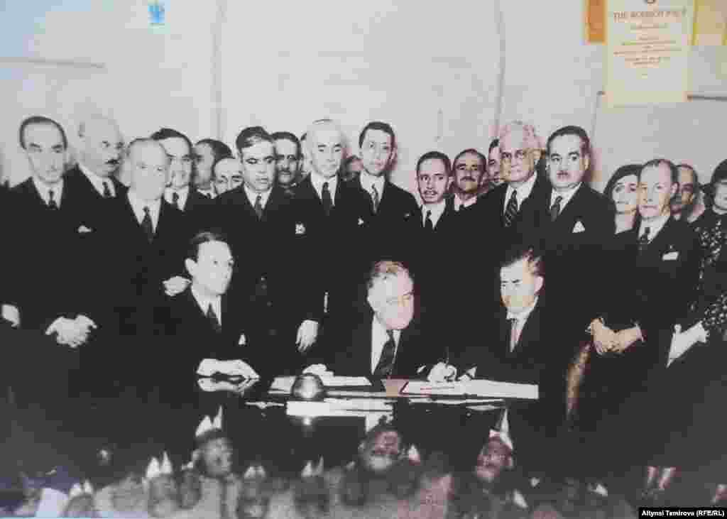 Рерихтин ПАКТына 21 өлкө кол коюп аткан учур. 1935-жыл. Бир кылым мурда Рерих козгогон маданий мурастарды, маданиятты коргоо азыр заманыбыздын эң актуалдуу маселелеринен болууда. Белгилүү ойчул жана окумуштуу, тынчтык үчүн күрөшкөн коомдук ишмер жана улуу сүрөтчү Николай Рерих, өткөн 20-кылымдын башында эле маданиятты жана маданий мурастарды сактоо көйгөйүн дүйнөдө биринчи болуп козгогон экен. 