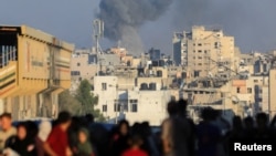 O lovitură aeriană în Gaza City duminică, 7 iulie. Luni dimineață, israelienii au început o ofensivă masivă, cu tancuri.