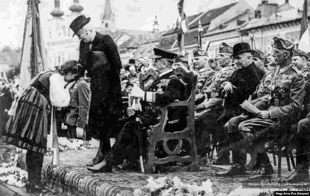 O femeie sărută mâna Magdolnei Purgly, soția regentului Ungariei Miklos Horthy în timpul vizitei făcute de cei doi în Transilvania recent reocupată. 