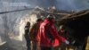 În imagine, echipe de salvare ucrainene, intervenind pentru evacuarea persoanelor, la Zaporojie, vineri noapte. 