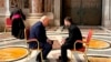 Ukrajinski predsjednik Volodimir Zelenski i predsjednik Sjedinjenih Američkih Država Donald Trump razgovaraju uoči sahrane pape Franje, 26. aprila 2025.