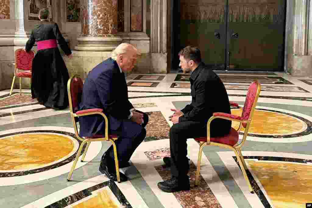 Președintele Ucrainei, Volodimir Zelenski, a discutat cu președintele american Donald Trump înainte de funeralii. Întâlnirea de 15 minute a avut loc în Bazilica Sfântul Petru.O fotografie publicată de biroul liderului ucrainean îi înfățișează pe cei doi președinți șezând față în față în mijlocul unei săli, fără niciun consilier în apropiere.
