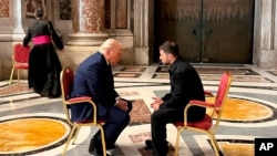 Ukrajinski predsjednik Volodimir Zelenski i predsjednik Sjedinjenih Američkih Država Donald Trump razgovaraju uoči sahrane pape Franje, 26. aprila 2025.