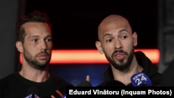 Andrew Tate (în dreapta) și fratele său, Tristan, spun că intenționează să rămână în România și că își vor dovedi nevinovăția în instanță.