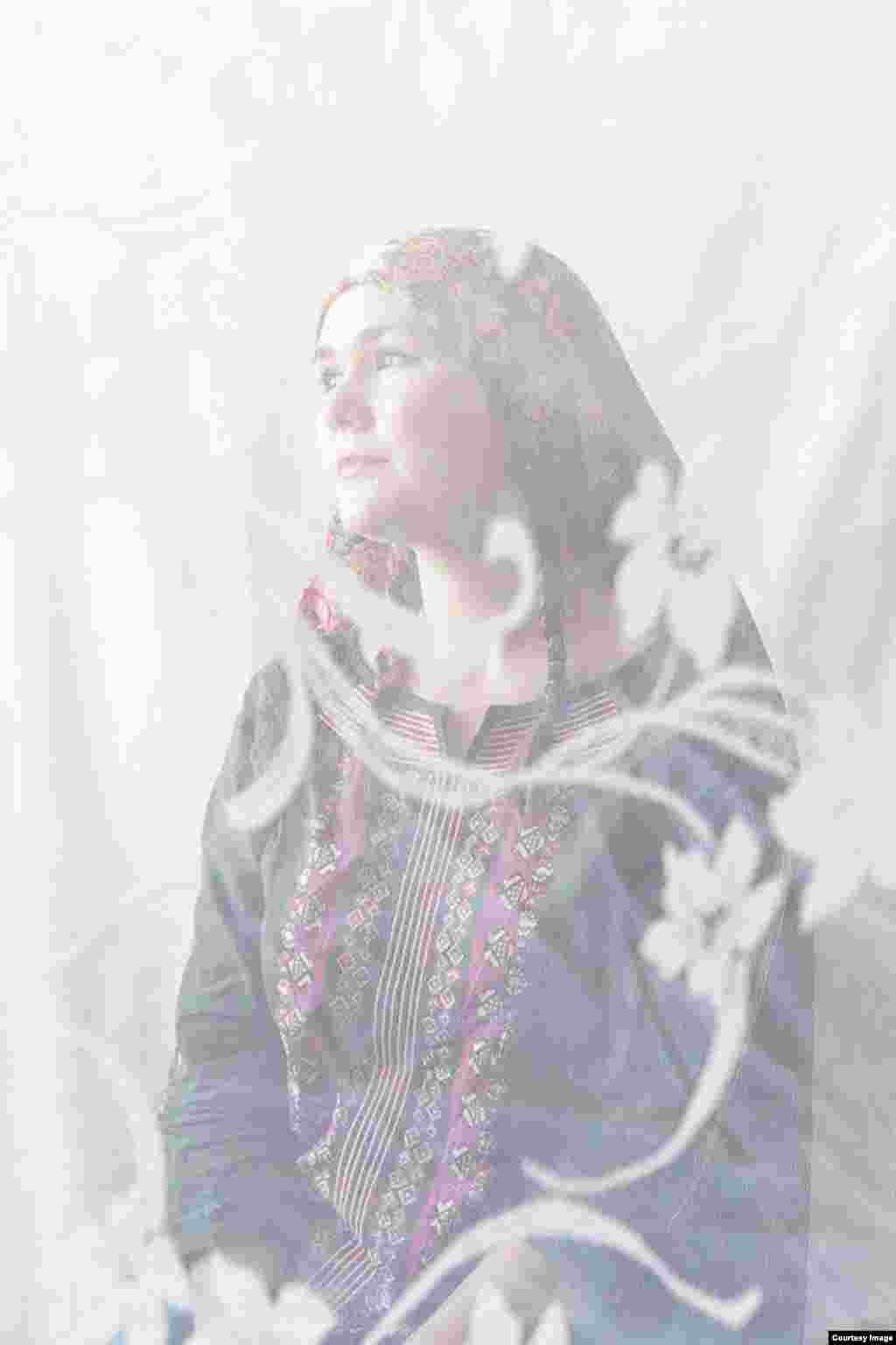 Оксана, 23 года, преподаватель в школе искусств: "Моя бабушка по папиной линии — татарка, а я всегда считала себя русской, хотя многие говорили: "Восток". У меня русые волосы, но я красила их в черный — наверное, подсознательно усиливала свой "восток".