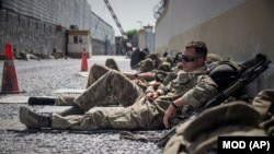 Членови на британските вооружени сили одмараат на аеродромот во Кабул.