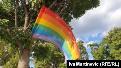 LGBT zastava tokom Parade ponosa u Beogradu, 18. septembar 2021. godine