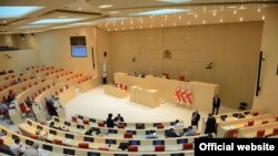 Поправки, предложенные депутатами от правящей коалиции, вскоре будут заслушаны в других парламентских комитетах. На очереди – юридический. В случае одобрения вопрос вынесут на голосование