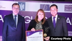 Репортер Азаттыка Светлана Глушкова на награждении.