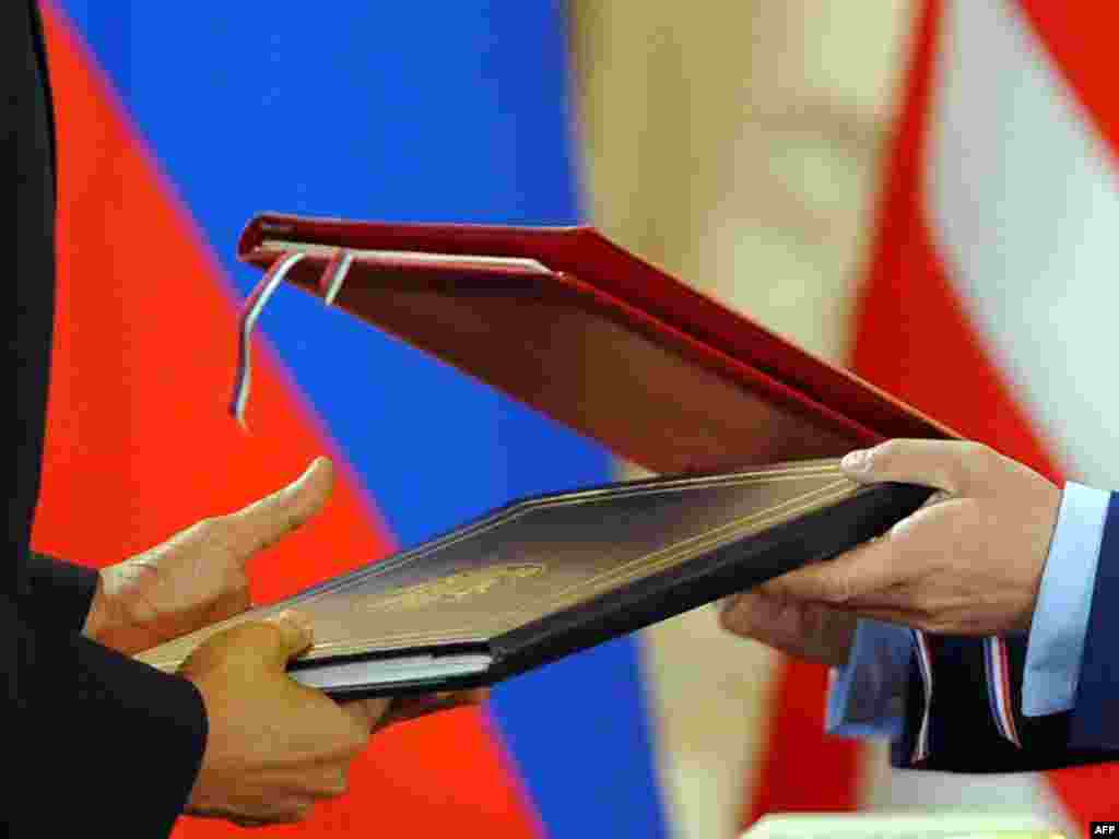 Претседателите на САД и на Русија Обама и Медведев разменуваат нов СТАРТ договор во Прага