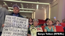 Собравшиеся в центральном офисе партии «Нур Отан» люди, несогласные с решениями судов. Слева – пенсионер из Восточно-Казахстанской области Владимир Тарасов. Рядом с ним – его жена Валентина Тарасова. Нур-Султан, 4 июня 2019 года.