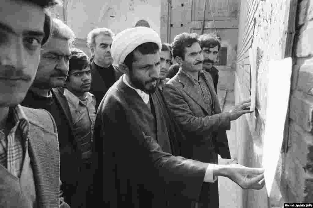 Mule zajedno s drugim ljudima na teheranskom bazaru, 16. decembra 1978. godine čitaju najnoviju poruku koju je iz egzila uputio islamski vođa ajatolah Homeini.