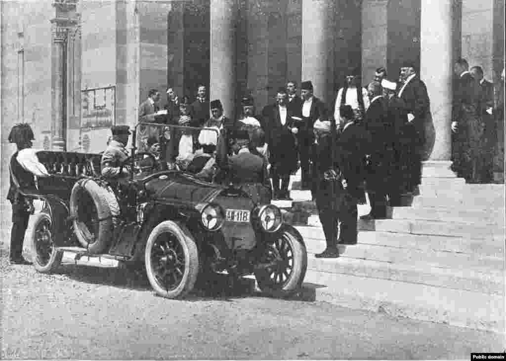 Kada je vozač čuo da treba promijeniti rutu, okrenuo je automobil nazad.