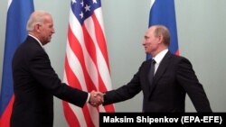 Жо Байден АКШнын вице-президенти, ал эми Владимир Путин Орусиянын премьер-министри болуп турганда Москвадагы жолугушуу, 2011-жылдын марты.