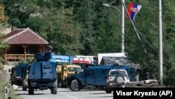 Policia parkon veturat pranë barrikadave në afërsi të pikëkalimit kufitar në Bërnjak. 